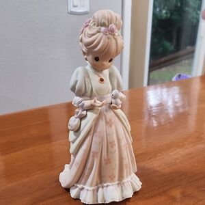 Enesco Precious Moments Figurine "Charity Begins In The Heart"